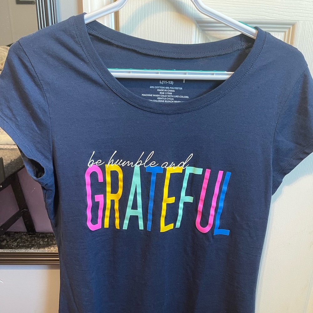 Wound Up " Be Humble & Grateful " Navy Blue T Shirt. Size L Juniors. Like New